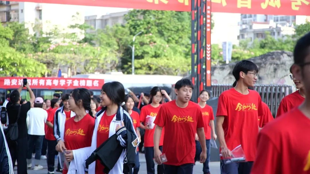 “考生已安全送达”——普洱市（思茅区）2025年高考志愿服务行动圆满收官！